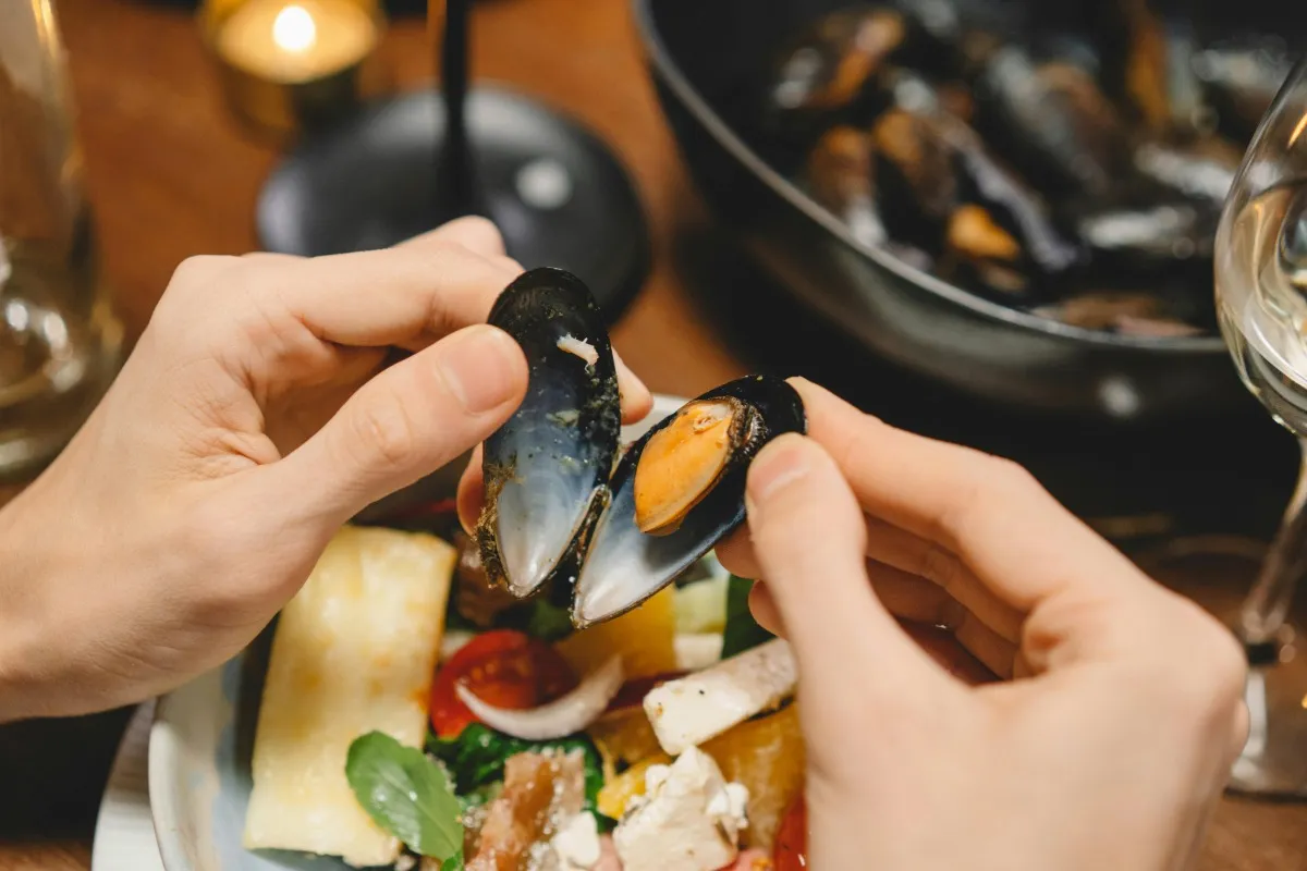 How to Eat Mussels Properly in a Fine Dining Restaurant
